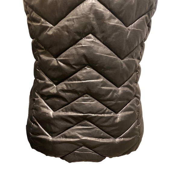 BLACK PUFFER VEST - Picture 6 of 7